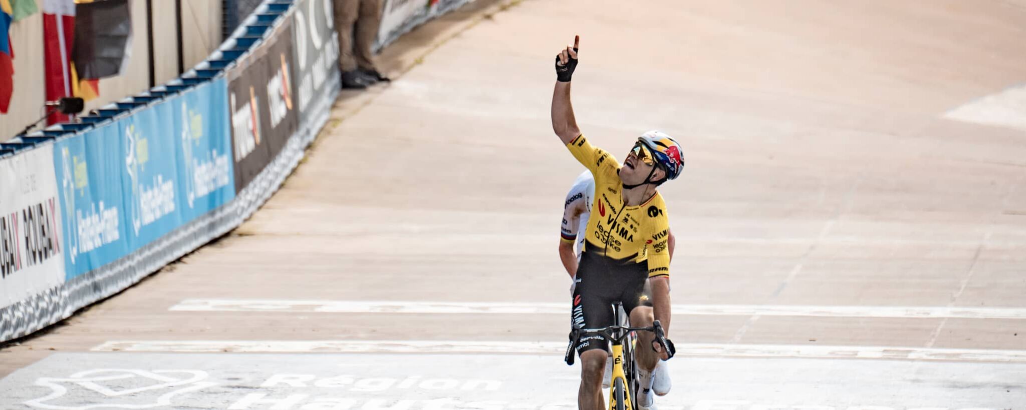 Wout van Aert gewinnt Paris Roubaix 2026.